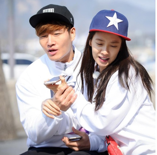 Song Ji Hyo bên cạnh Kim Jong Kook trong Running Man