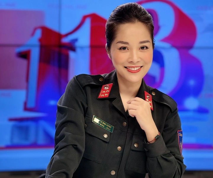 Minh Hương trong bộ đồ công an