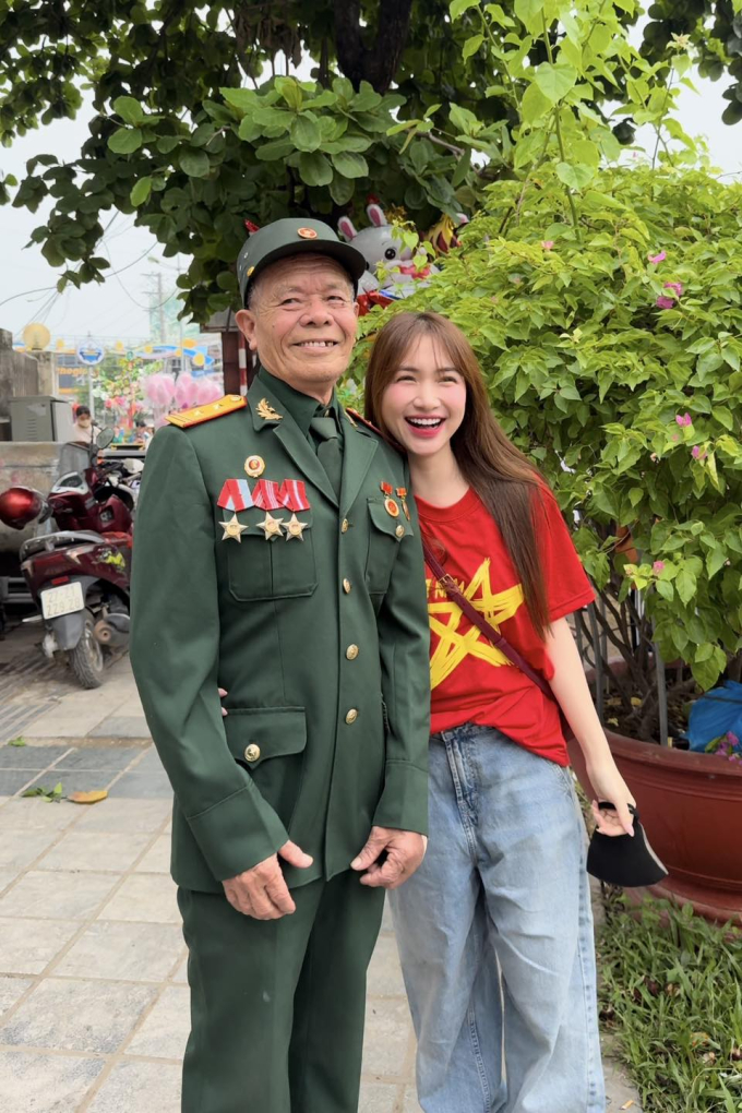 Hoà Minzy bên ông nội trong bộ quân phục