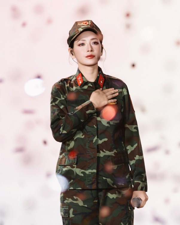 Chi Pu trên sân khấu concert Sao nhập ngũ 2025