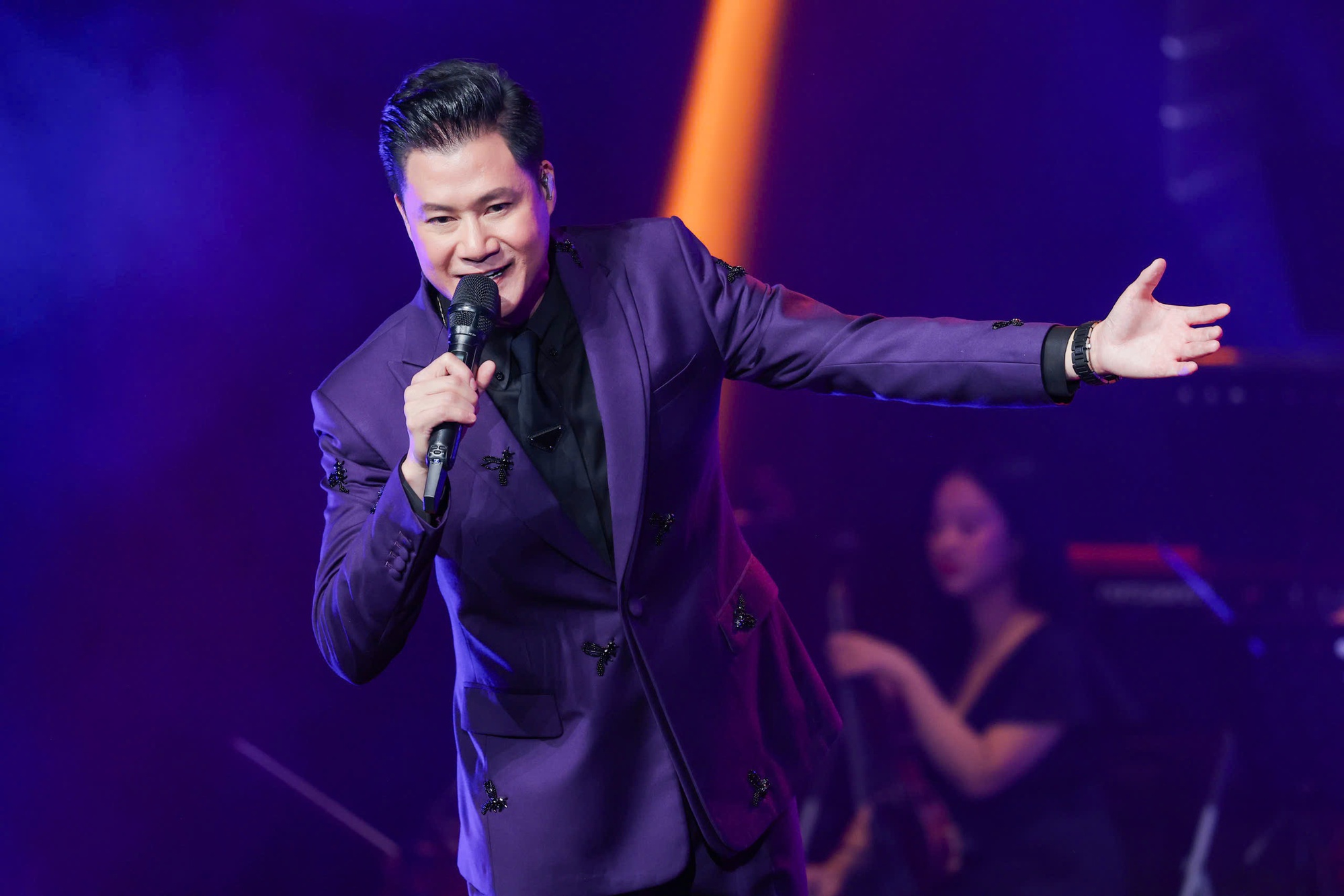 Quang Dũng trình diễn