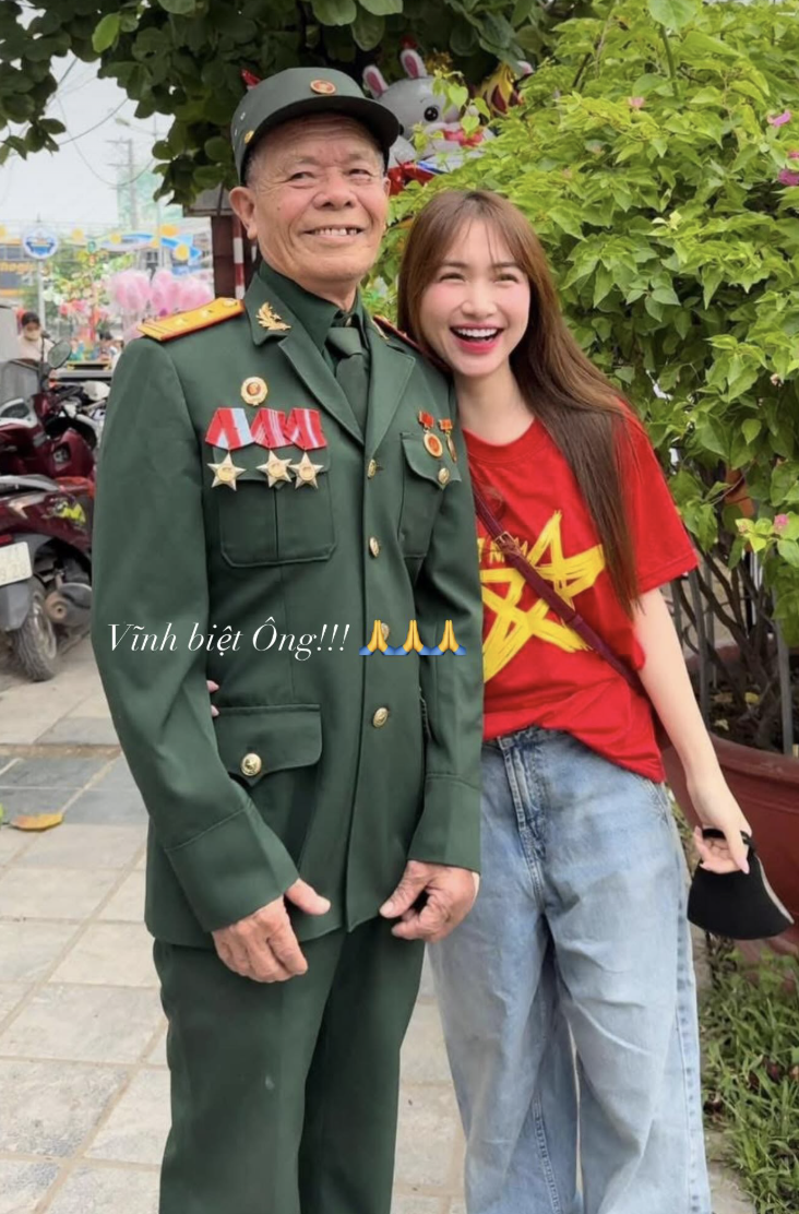Hoà Minzy và ông nội trong ảnh chụp năm trước