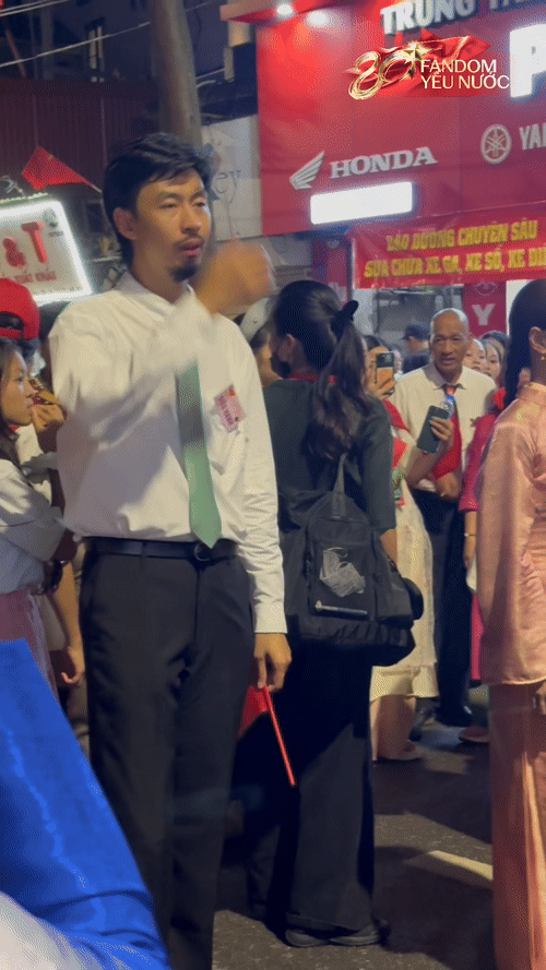 Đen Vâu và Hoàng Thuỳ Linh đứng sát rạt nhau nhưng ít tương tác