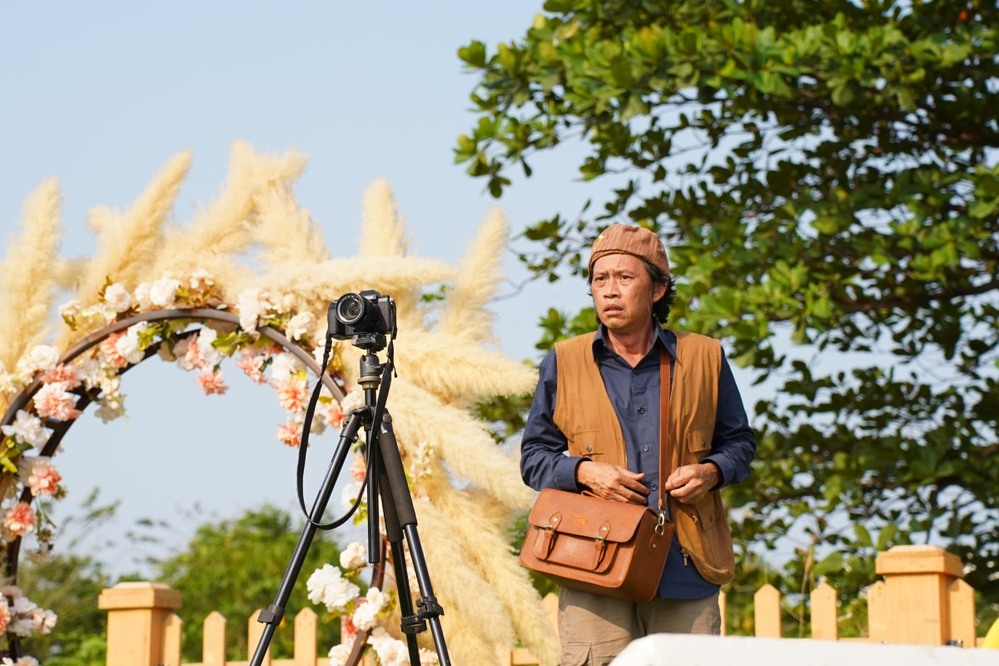 Hoài Linh trong vai thợ chụp ảnh