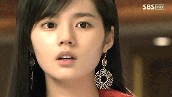 Han Ga In biểu cảm trợn mắt