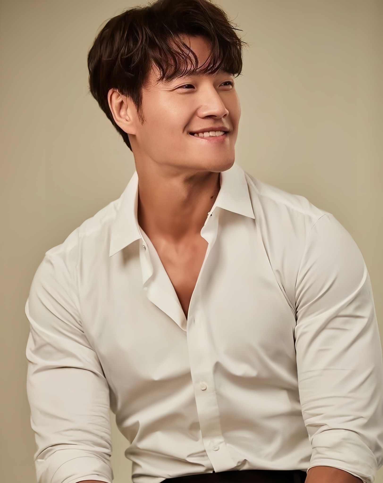 Kim Jong Kook từ bỏ đặc quyền để nhập ngũ như bao người khác