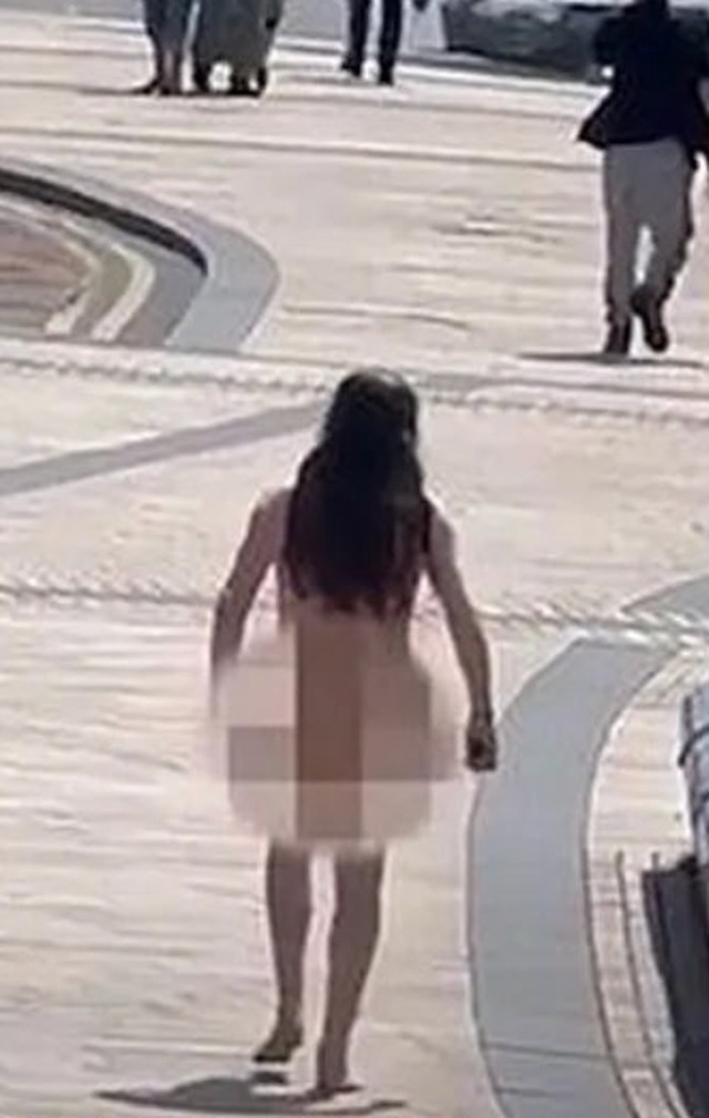 Sao phim teen đi lang thang khỏa thân trên phố
