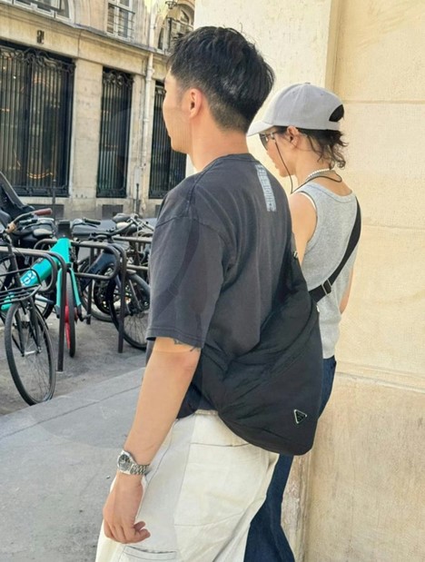 Trương Mạn Ngọc dạo phố Paris cùng người đàn ông trẻ