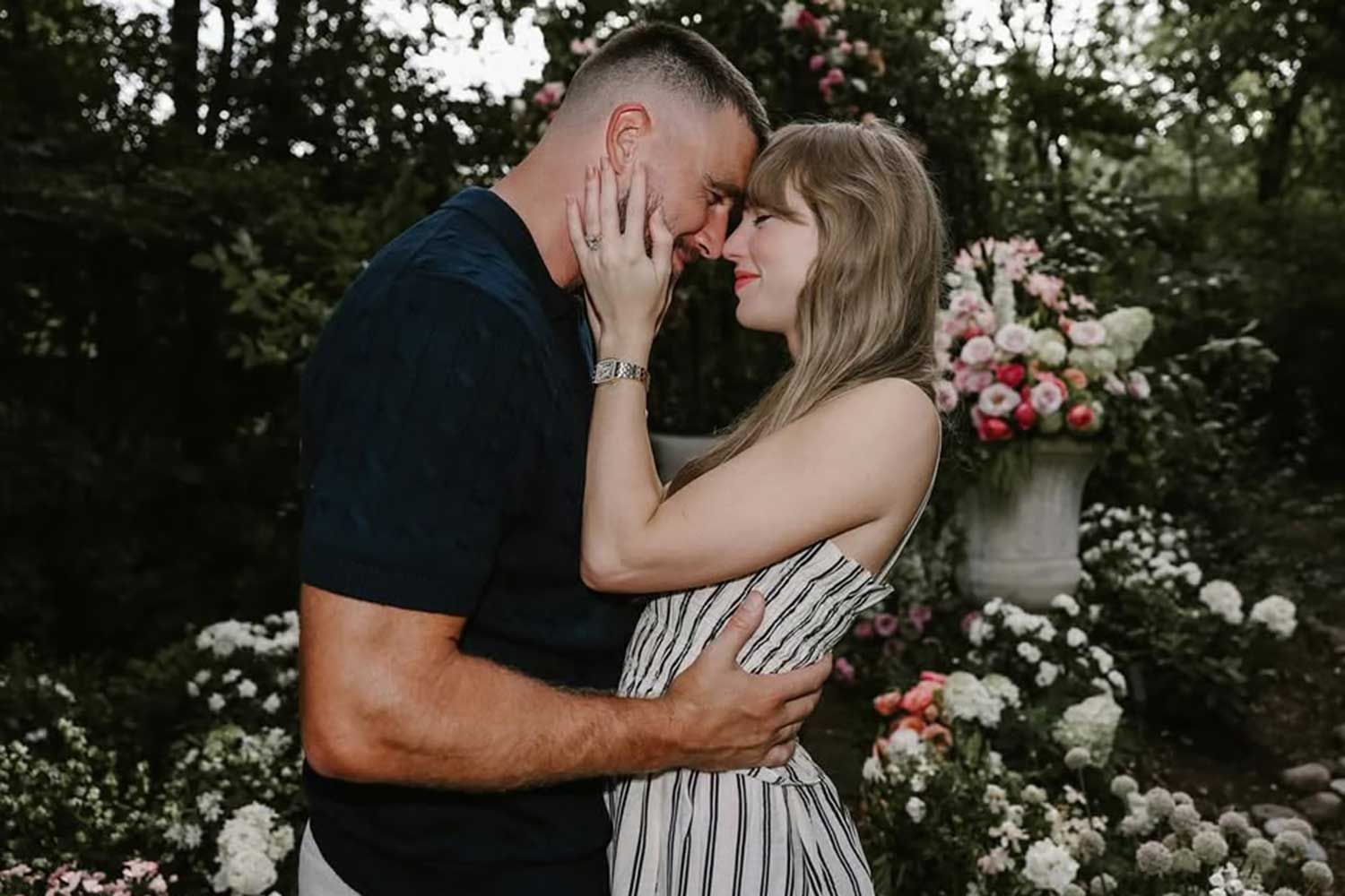 Travis Kelce quỳ gối cầu hôn Taylor Swift