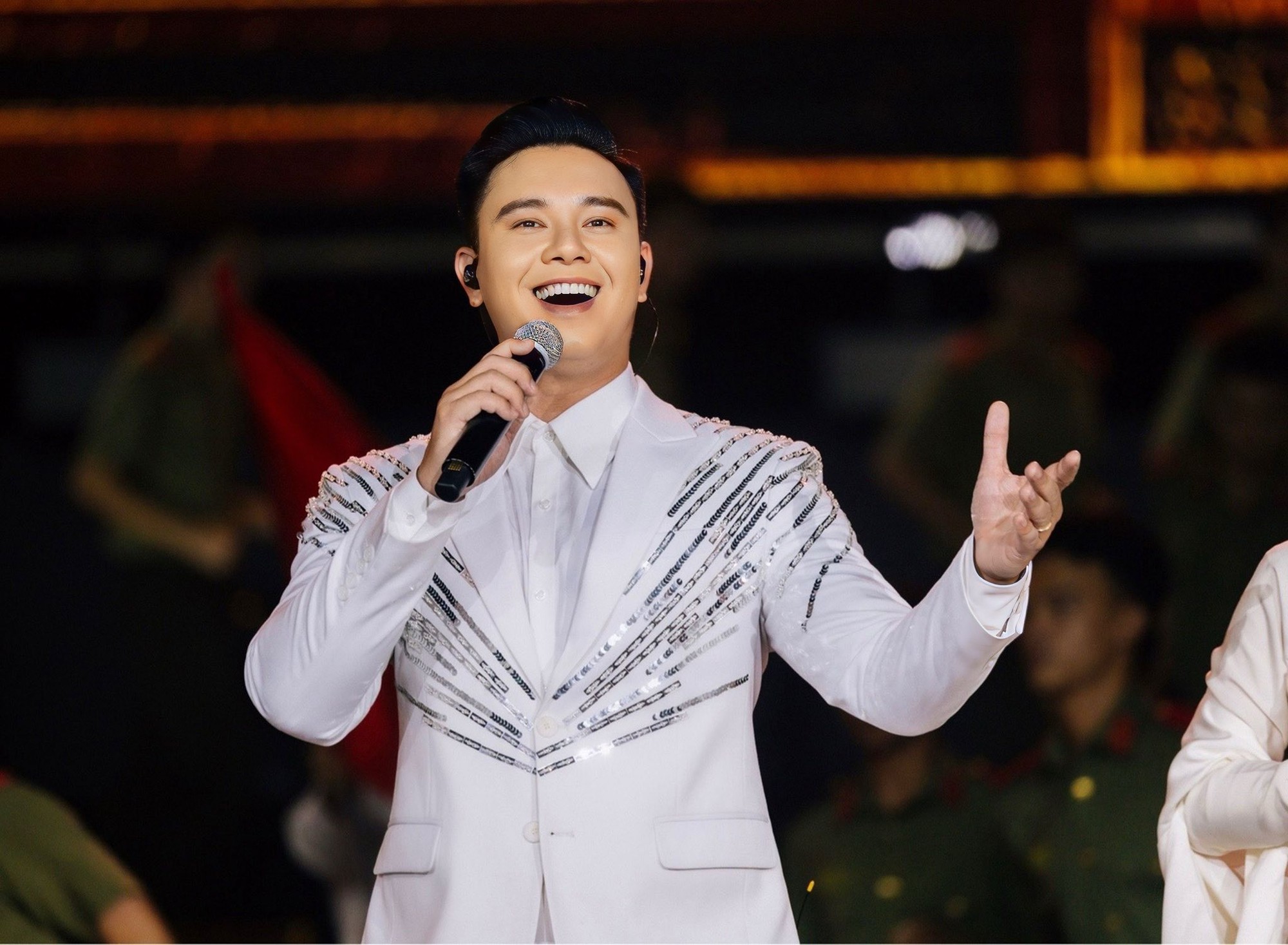Ca sĩ Đông Hùng chia sẻ cảm xúc tự hào