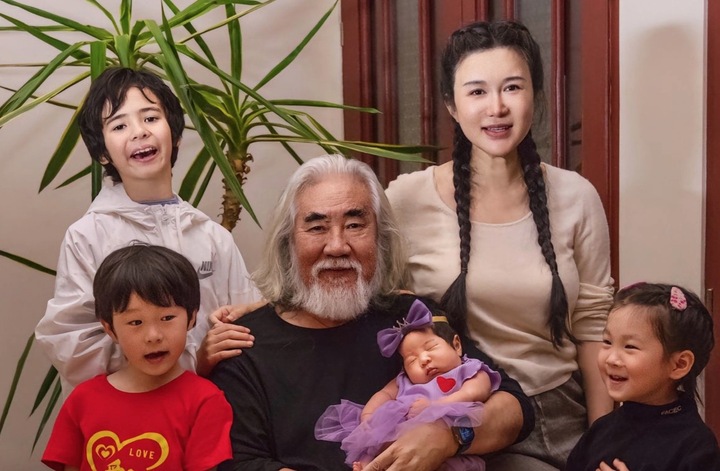 Trương Kỷ Trung bên vợ và các con