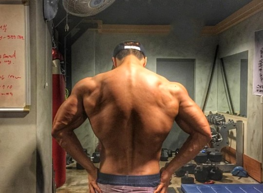 Ảnh cho thấy Kim Jong Kook tại phòng gym