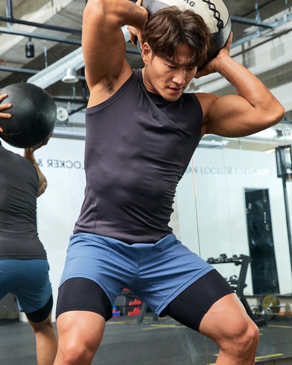 Kim Jong Kook thường xuyên tập luyện gym để duy trì sức khỏe