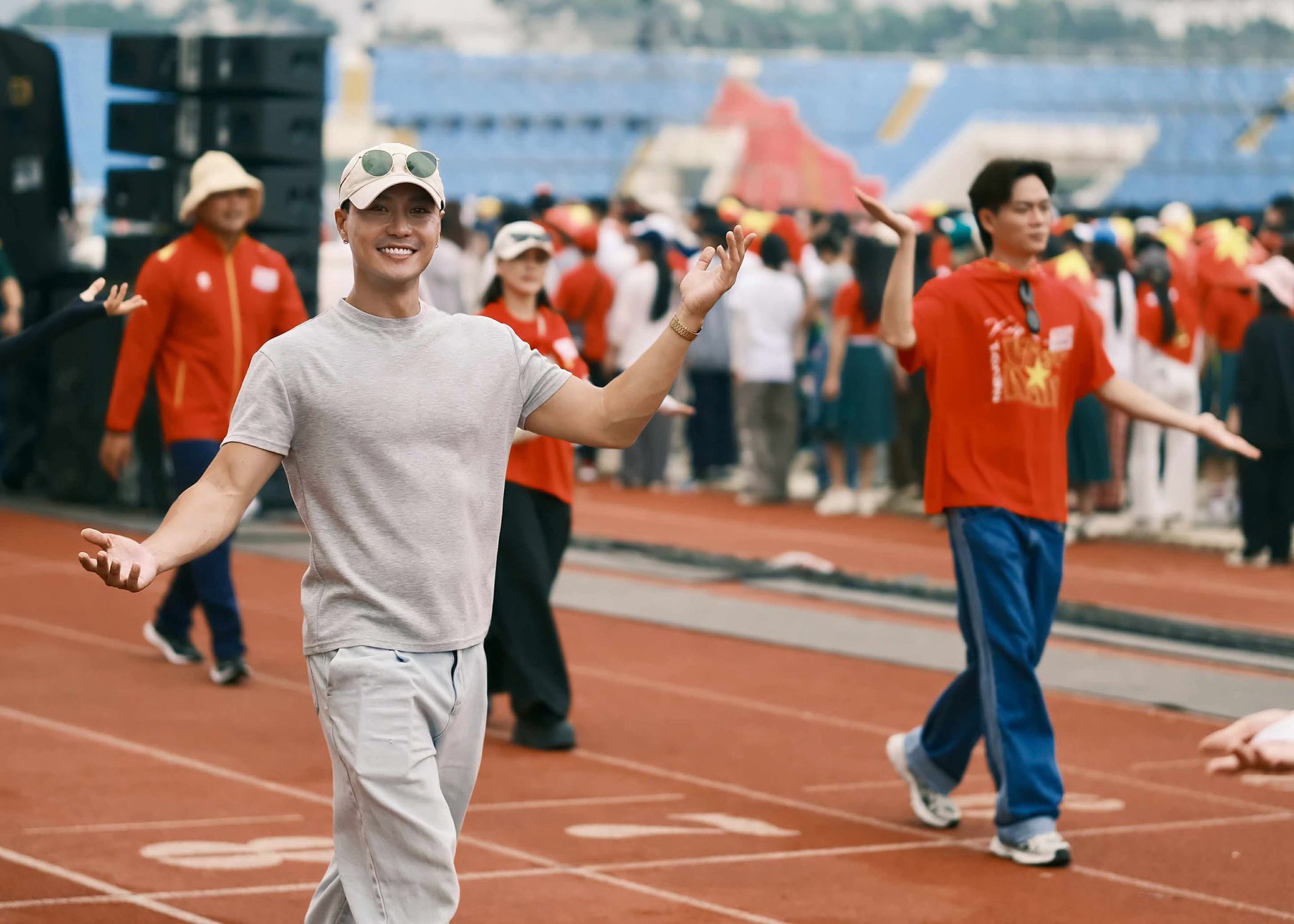10 nghệ sĩ - VĐV đi theo xe mô hình chia làm 2 nhóm