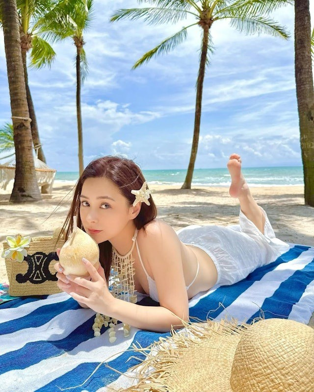 Chung Hân Đồng bikini tại đảo Phú Quốc