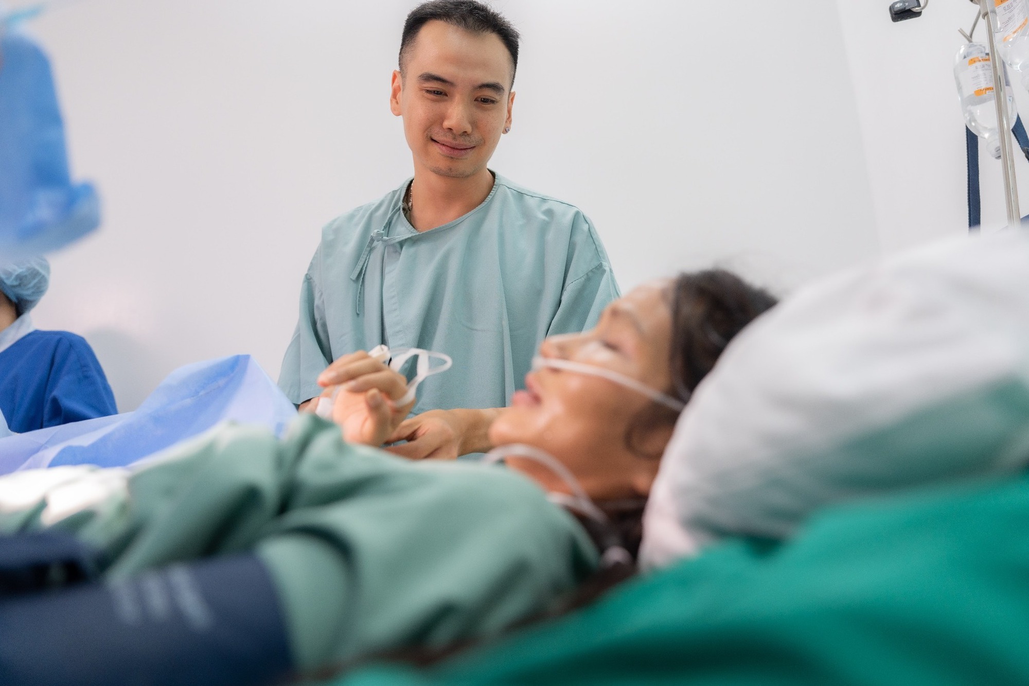 Chồng nàng hậu không giấu được sự lo lắng cho tình hình của vợ con