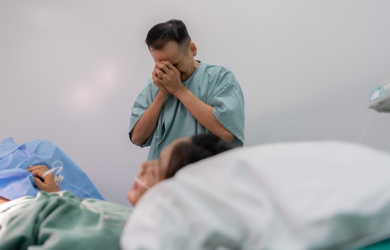 Ông xã H'Hen Niê ôm mặt khóc nức nở