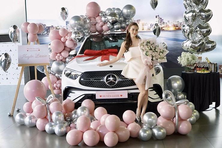 Xe hơi gần 3 tỷ của nữ diễn viên