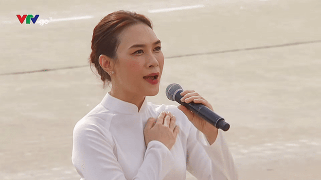 Mỹ Tâm nổi bật trong tà áo dài trắng