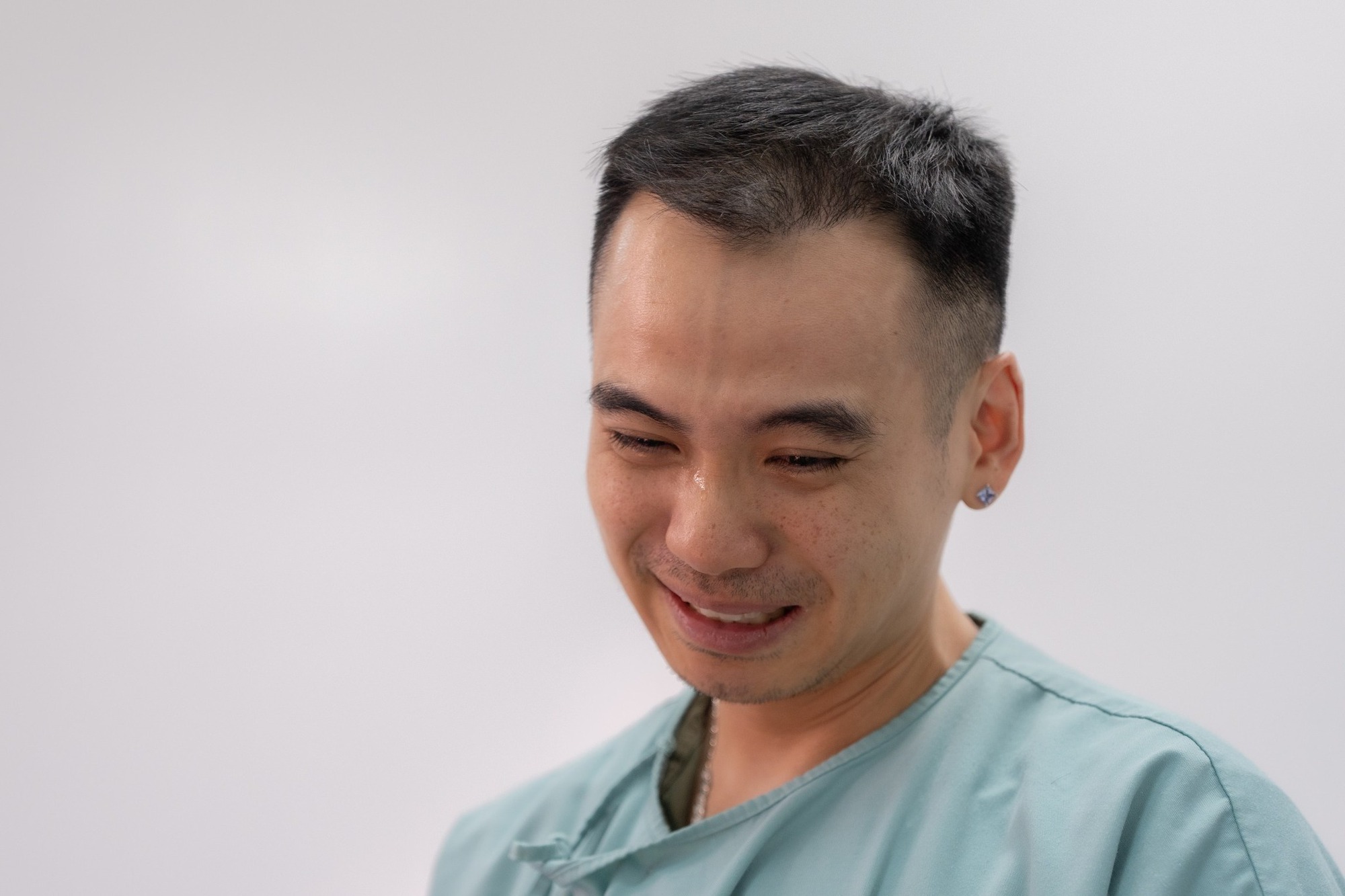 Ông xã H'Hen Niê khóc nước mắt giàn dụa trong phòng sinh