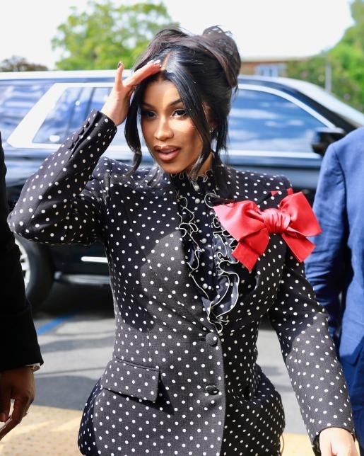 Cardi B mặc bộ đồ chấm bi nổi bật tại tòa