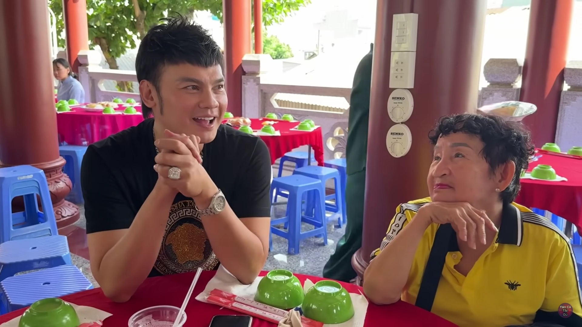 Kim Tiểu Long cùng cô Linh người mẹ thứ hai
