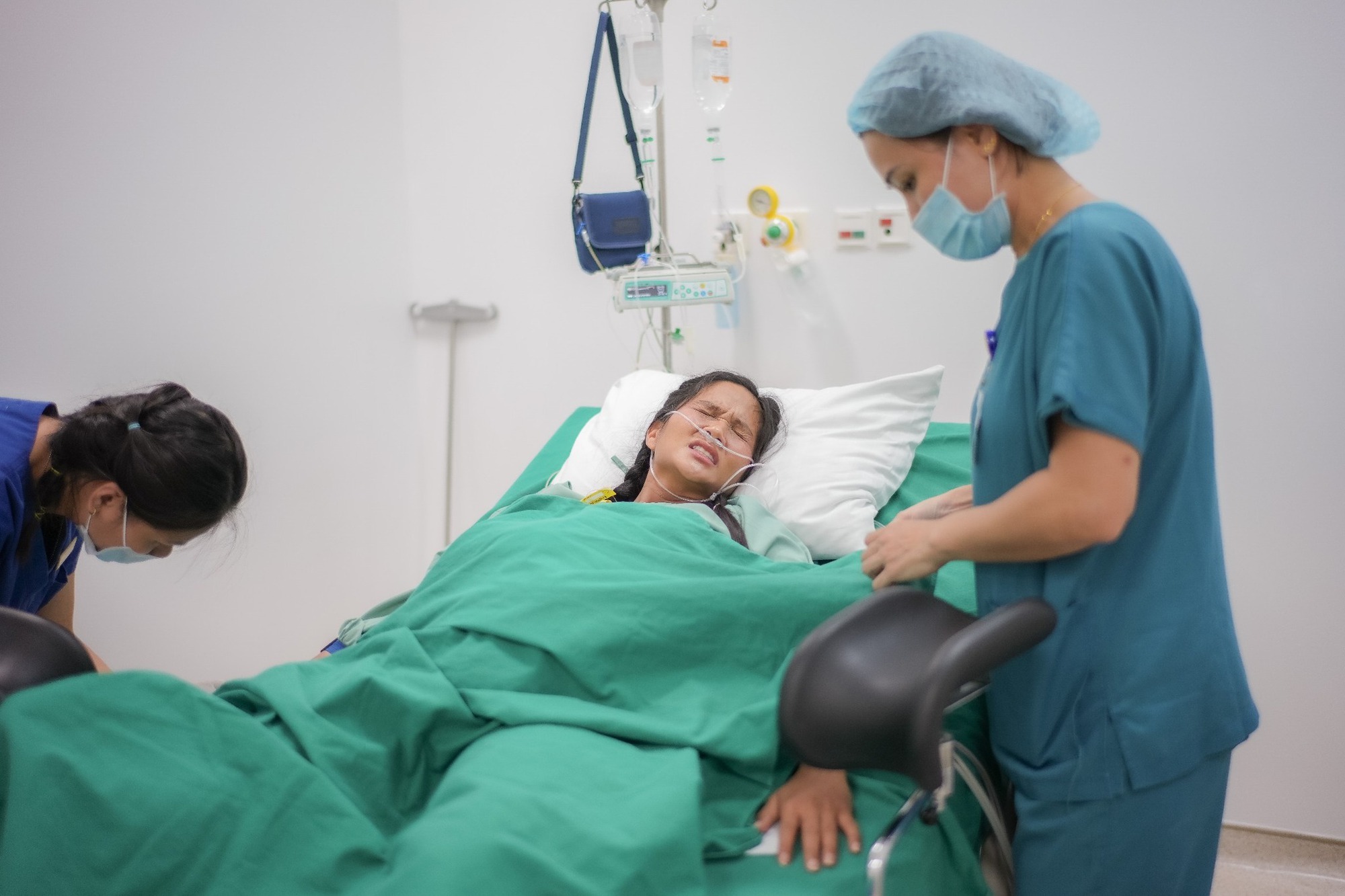 Hoa hậu H'Hen Niê trong lúc vượt cạn