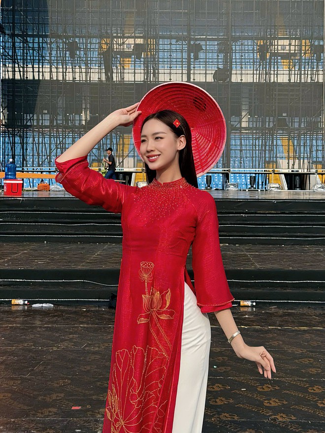 Hoa hậu Bảo Ngọc với phong cách duyên dáng