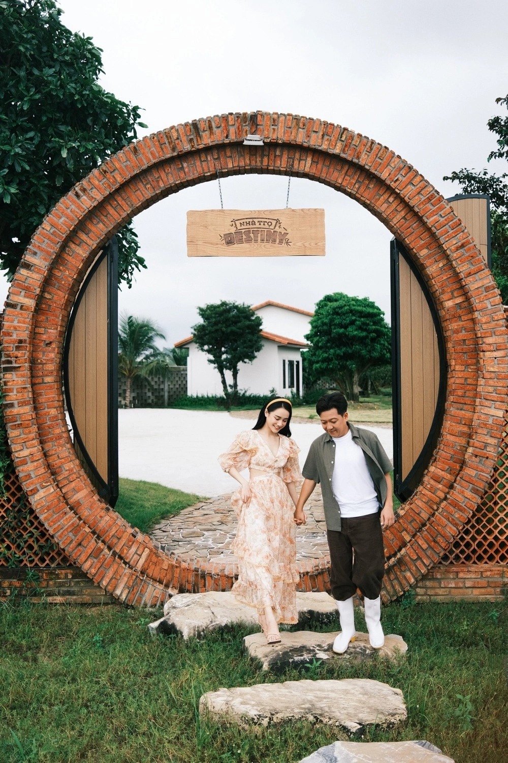 Hồ cá Koi và sân chơi trẻ em trong khuôn viên