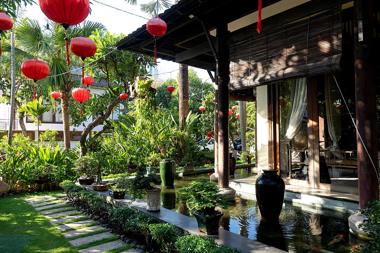 Khu vườn xanh bao quanh biệt thự