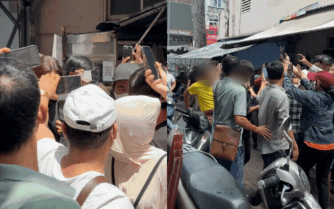 Youtuber chen lấn tại đám tang NSƯT Ngọc Trinh