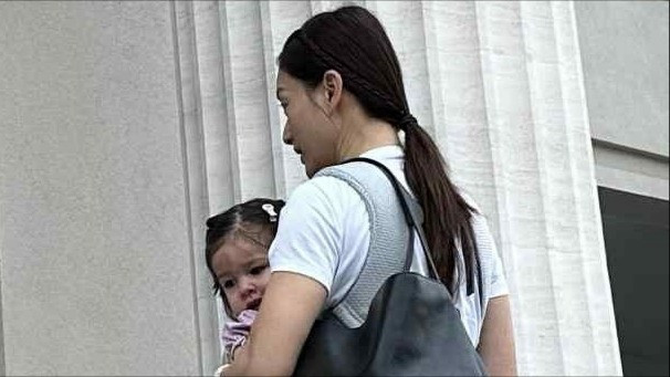 Lan Phương dẫn con gái nhỏ tới tòa án