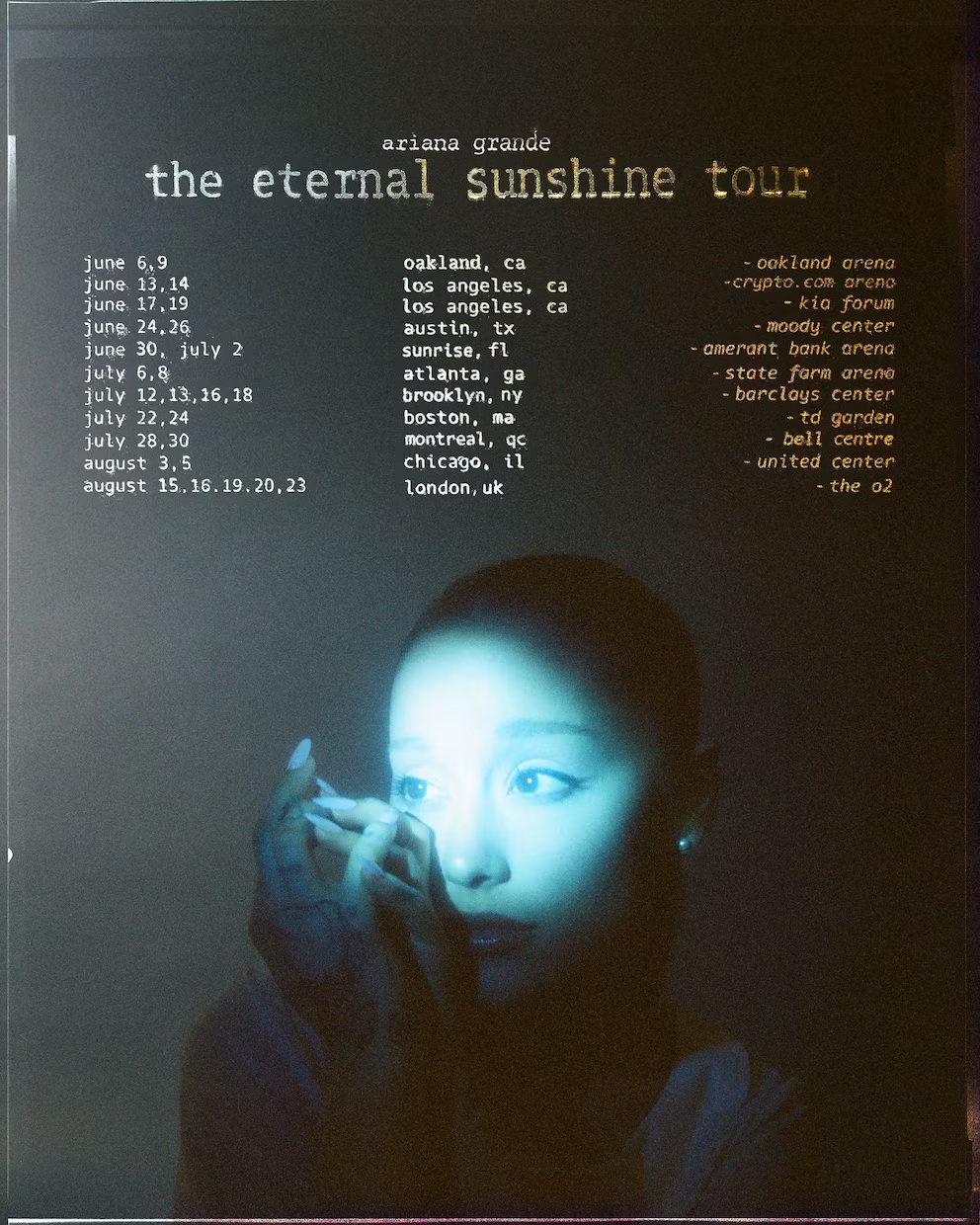 Ariana Grande trên sân khấu trong tour diễn mới