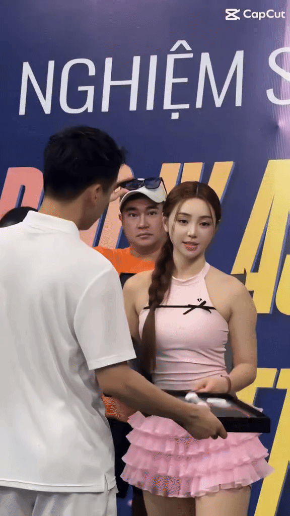Quỳnh Kool mặc đồ thể thao trên sân pickleball