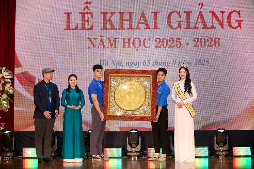 Hoa hậu Trâm Anh tại lễ khai giảng Học viện Phụ nữ Việt Nam