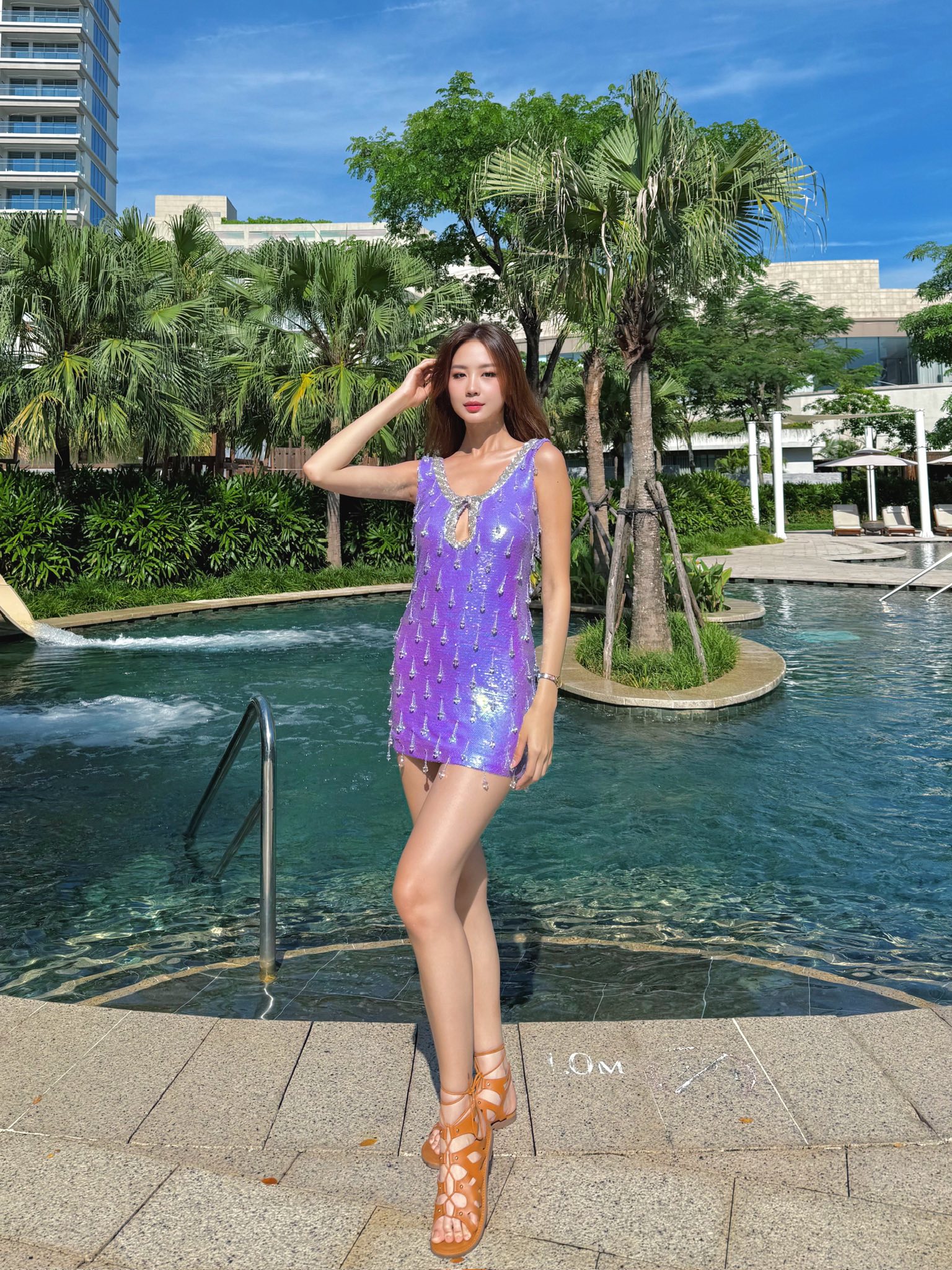 Đôi chân dài nhất Vbiz của Bảo Ngọc được so sánh với các hoa hậu khác
