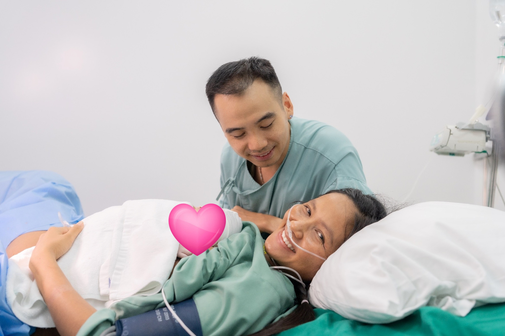 Vợ chồng H'Hen Niê hạnh phúc đón con gái đầu lòng