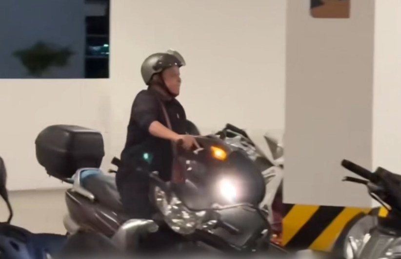 Nam nghệ sĩ tự lái xe máy đi sự kiện