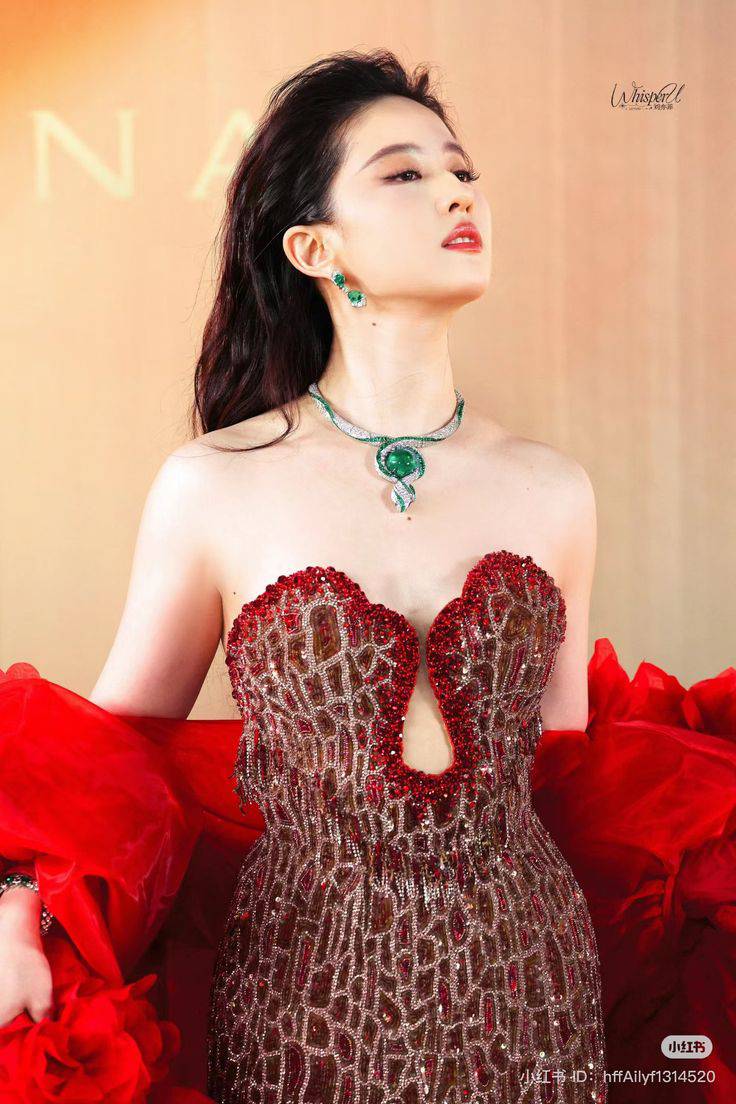 Cận cảnh chiếc vòng cổ trên người Lưu Diệc Phi