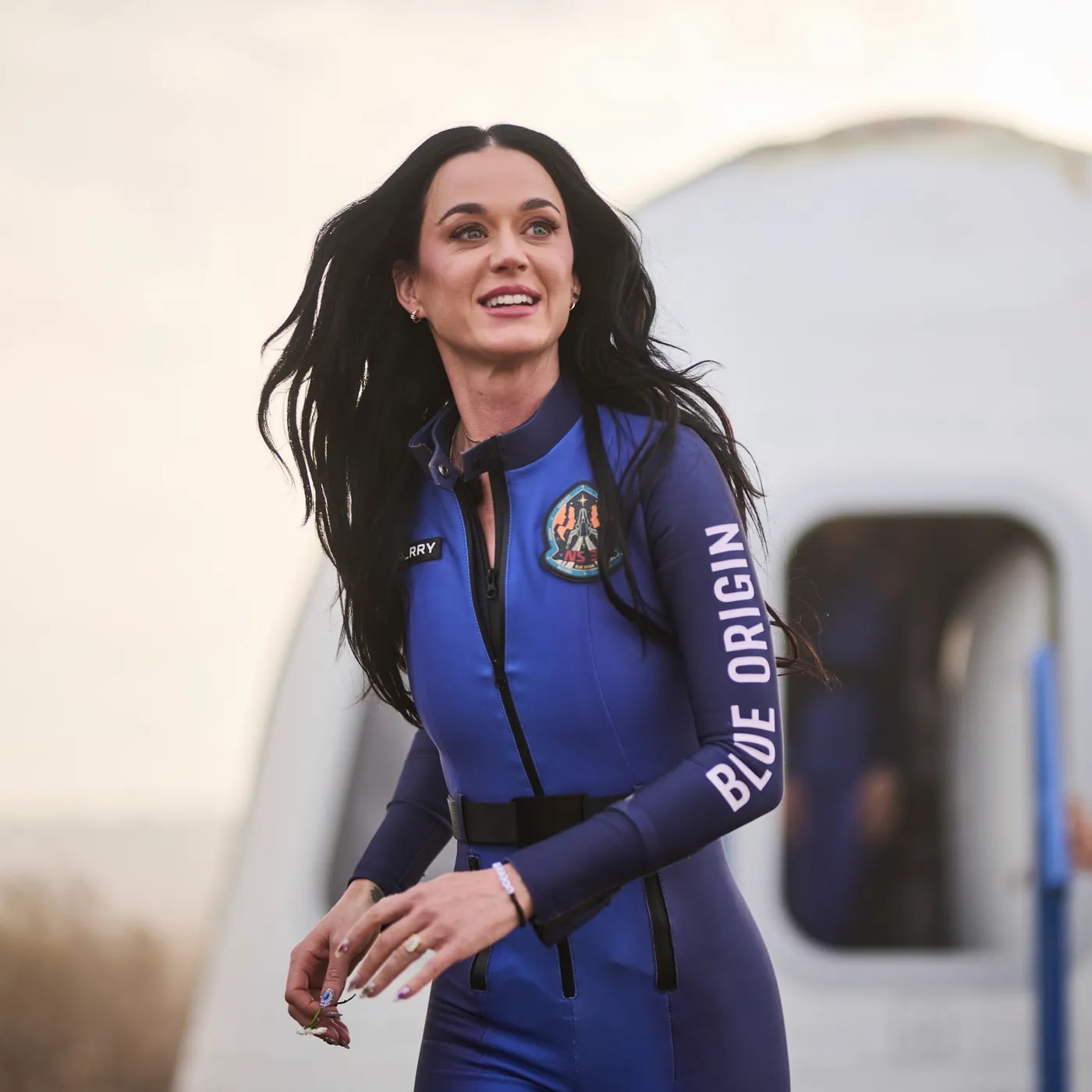 Katy Perry tham gia chuyến bay không gian cùng nhóm nữ