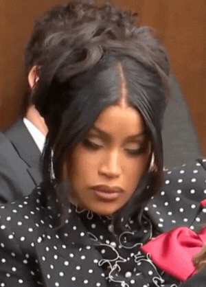 Cardi B gây sốc ném bút dạ sau khi thắng kiện