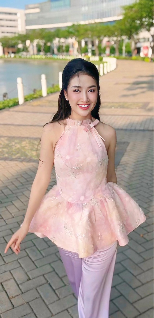 Quỳnh Lam diện áo dài truyền thống