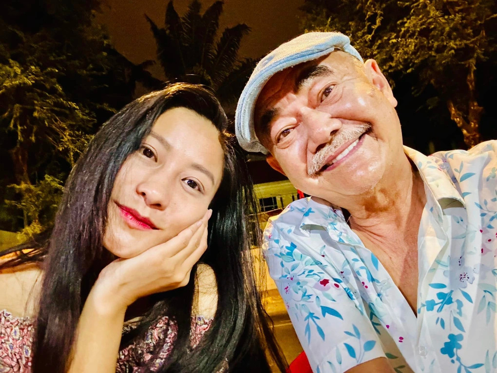 NSND Việt Anh cùng bạn gái cầm chiếc điện thoại đời mới
