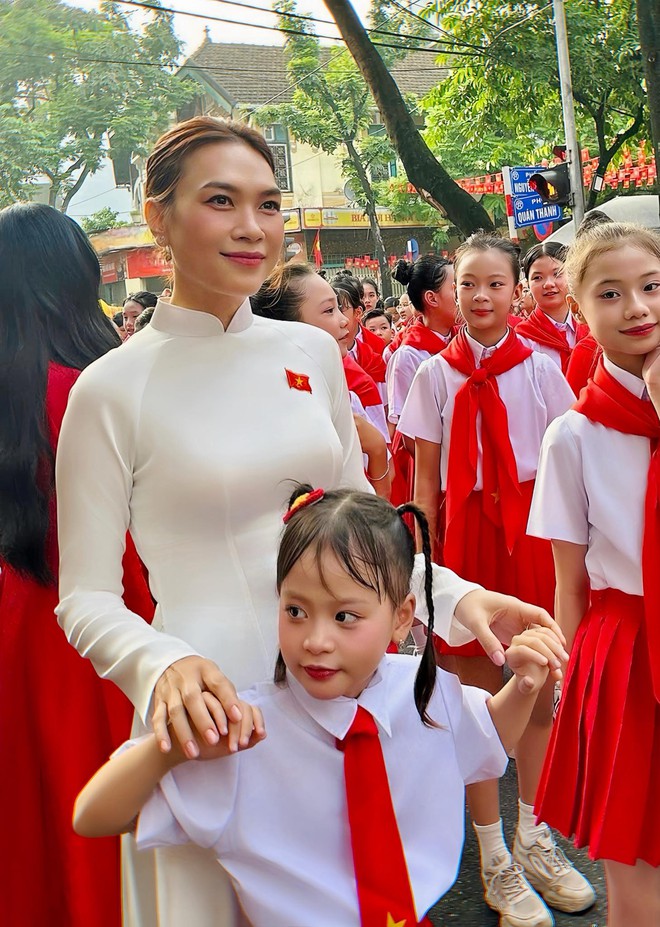 Mỹ Tâm diện áo dài trắng tinh tế