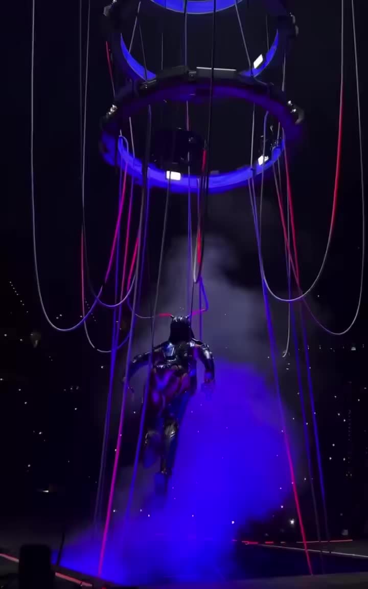 Khoảnh khắc Katy Perry bị giật điện khi biểu diễn