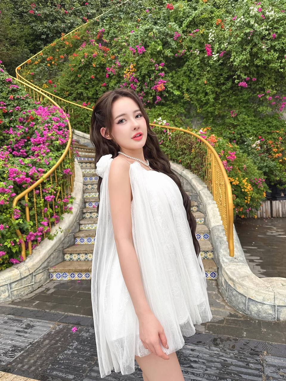 Trang phục gây tranh cãi của Ngân 98