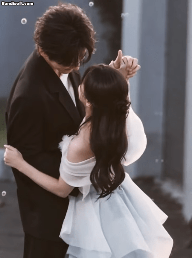 Khoảnh khắc lãng mạn của cặp đôi chính