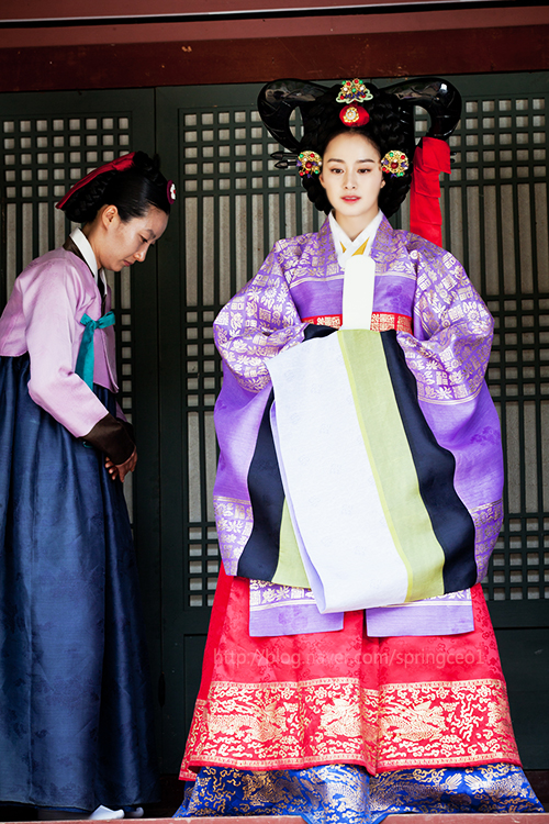 Kim Tae Hee khoác lễ phục cưới hoàng gia