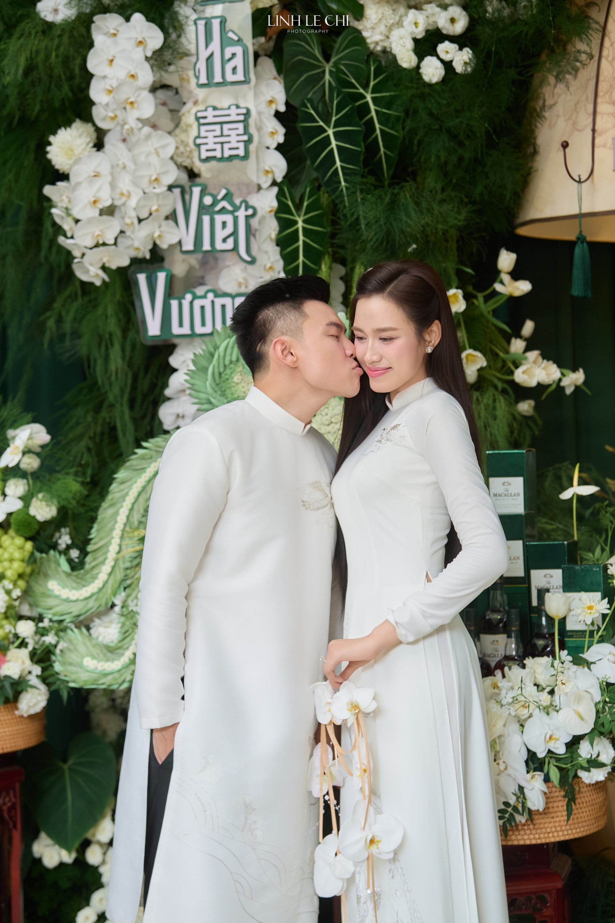 Cặp đôi trao nhau ánh mắt trìu mến
