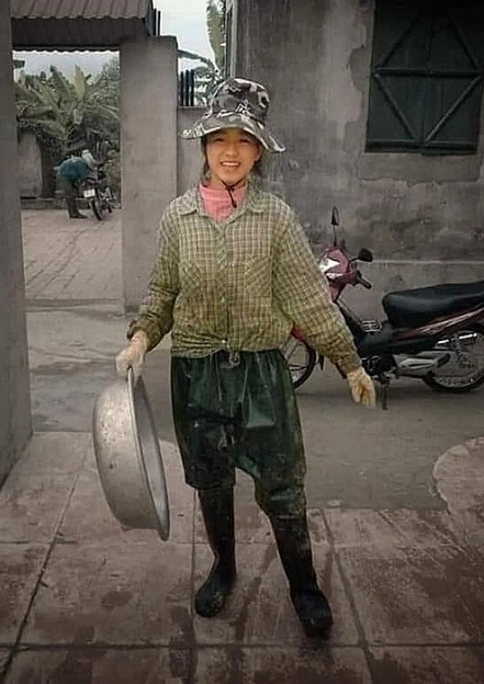 Gia đình làm nông, Đỗ Thị Hà từng đi cấy lúa phụ mẹ. Đỗ Thị Hà đi cấy lúa tại quê nhà